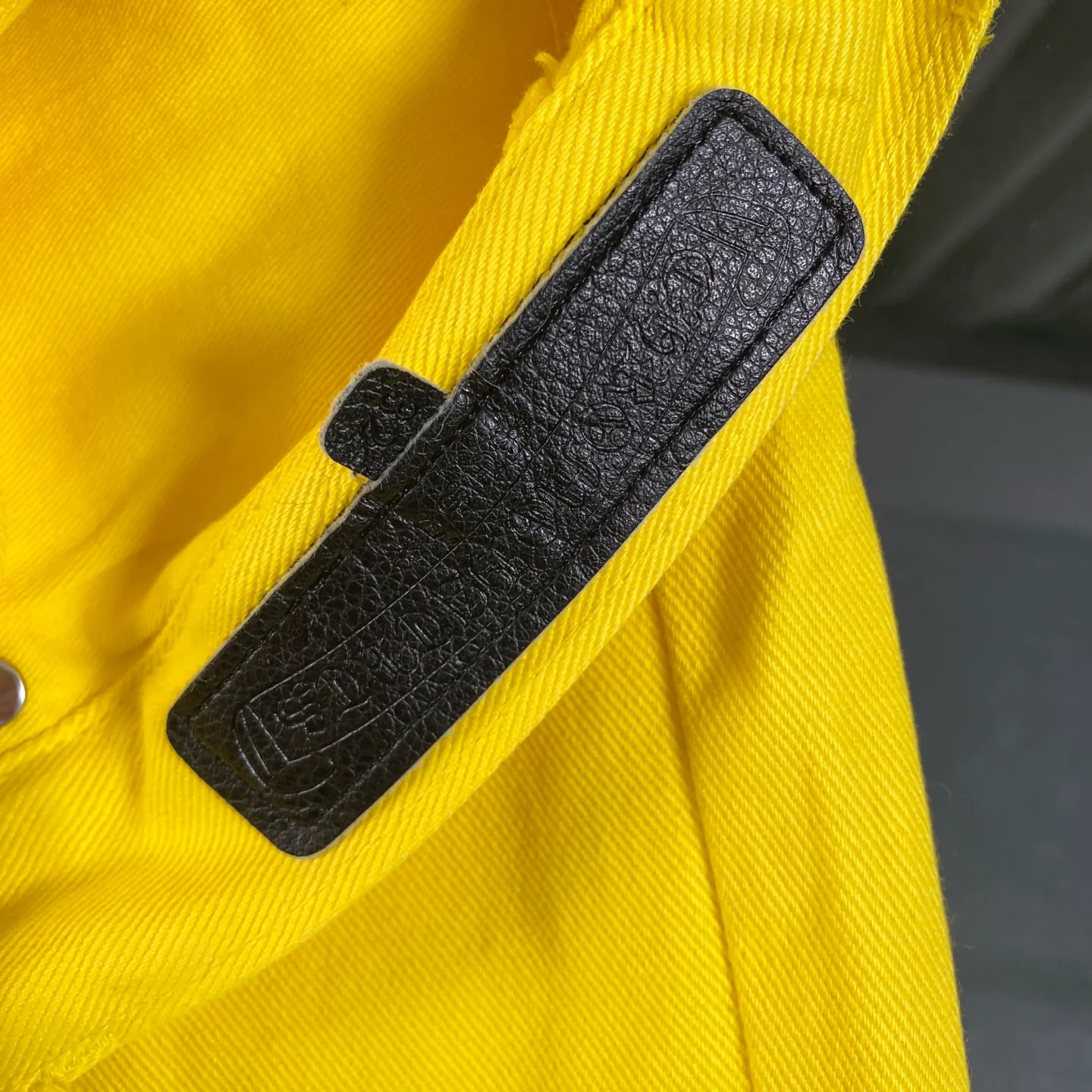P270 CH Chromehearts 2025 new Paris-limited yellow large cross jeans, top ceiling quality, styles with different wash textures, very friendly to people with thin legs and thick legs, the straight and loose version is very flattering to the leg shape, the moderate length that never goes out of style, easy and casual to match, the basic style of various styles, a must-have in the wardrobe! The fabric is stiff but also makes the upper body soft without losing texture. The washing process is even more perfect. It is a must-have item for everyone! ! ! Washed wheat, hang tag, pants label, three complete labels, color: yellow, size: 28, 30, 32, 34